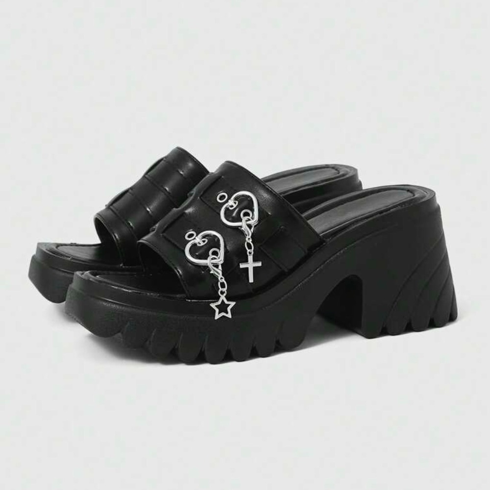 Chunky Heeled Sandals w heartshaped buckles & removable charms, NWOT, Y2K